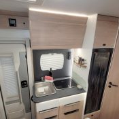 Wohnmobil kaufen neu Mooveo TEI-60FB Küche 01